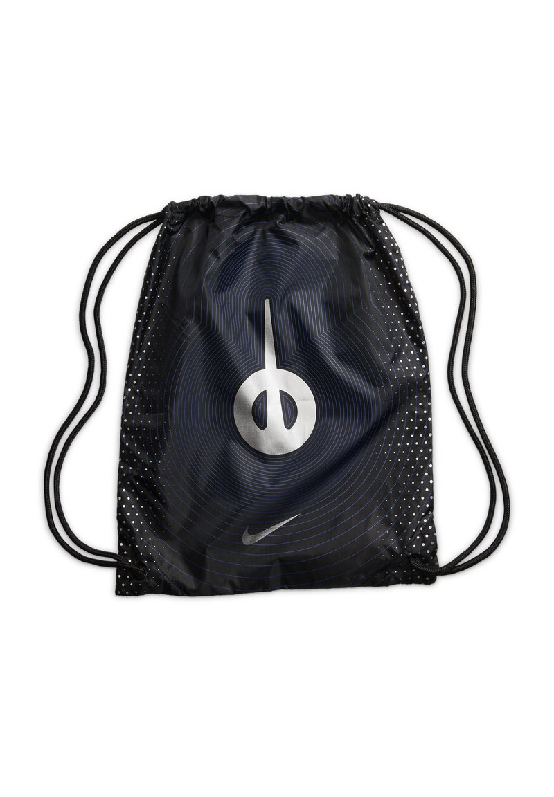 Zaino nero con coulisse, caratterizzato da una superficie liscia, con logo circolare argento, linee concentriche blu e piccoli punti bianchi. Marchio Nike visibile.