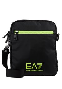 Czarna torebka na ramię z neonowozielonym suwakiem i akcentami na pasku, z logo "EA7 Emporio Armani" na przodzie.