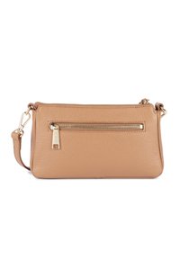 Borsa a tracolla in cuoio tannato con superficie testurizzata, zip dorata sulla tasca frontale e tracolla regolabile. Design minimalista.