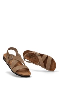 Sandalias de ante marrón con correas entrelazadas, hebilla ajustable, plantilla contorneada y suela de goma para tracción. Diseño minimalista.