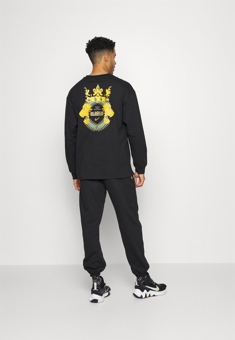 Herren Sportbekleidung | Nike Performance LEBRON JAMES LION MAX90 TEE Langarmshirt black/schwarz - DT70669 Herren Sportbekleidung | Nike Performance LEBRON JAMES LION MAX90 TEE Langarmshirt black/schwarz - DT70669