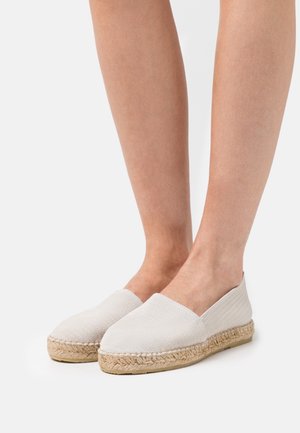 Witte espadrilles met geperforeerde canvas bovenkant, afgeronde neus en zolen van juten touw. Casual instapmodel met gestructureerde stof.