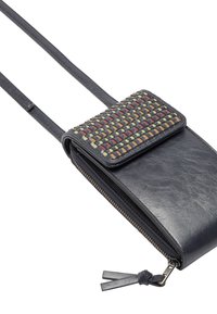 Czarna skórzana torba na ramię z plecionym klapkiem na górze, ozdobionym kolorowymi nitkami. Zamek błyskawiczny z skórzaną zawieszką. Długi, regulowany pasek.