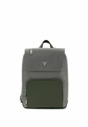 Sac à dos rectangulaire gris et vert foncé avec poche avant à fermeture éclair, compartiment supérieur à fermeture éclair et petit logo triangulaire sur le rabat.