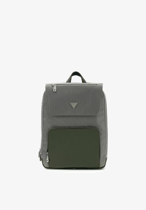 Sac à dos rectangulaire gris et vert foncé avec poche avant à fermeture éclair, compartiment supérieur à fermeture éclair et petit logo triangulaire sur le rabat.