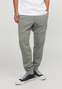 Jack & Jones JPSTWILL AIR PANTS - Pantalones deportivos - desert sage