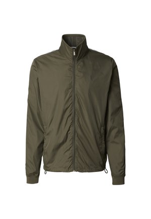 Lekka kurtka w kolorze oliwkowej zieleni z pełnym suwakiem z przodu, wysokim kołnierzem, elastycznymi mankietami, bocznymi kieszeniami oraz regulowanymi trokami u dołu.