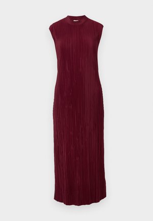 Robe sans manches bordeaux avec un col haut, présentant des plis verticaux et une silhouette droite, conçue en tissu lisse et léger.