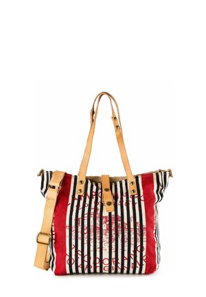 Borsa a spalla in tela con righe verticali bianche e nere, accenti rossi, manici in pelle color cuoio e design grafico e testo in stile vintage.