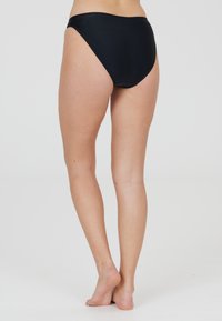 Svarta högmidjade bikiniunderdelar med en slät textur och minimalistisk design. Har en full täckning och ingen synlig hårdvara.