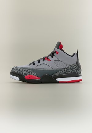 Középmagas szürke sportcipő fekete fűzőkkel, piros díszítőelemekkel és mintás szürke-fekete részletekkel a talp és a sarok mentén.