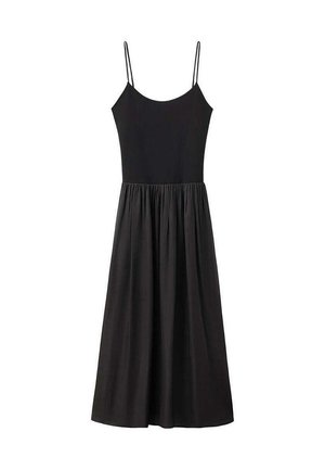 Vestido midi negro con tirantes finos tipo espagueti, cuerpo ajustado y falda evasé fruncida sobre fondo blanco.