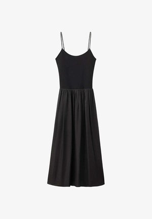 Vestido midi negro con tirantes finos tipo espagueti, cuerpo ajustado y falda evasé fruncida sobre fondo blanco.