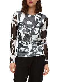 Langsleeve top met een zwart-wit abstract geometrisch patroon, voorzien van een gerimpelde voorkant en doorzichtige mesh mouwen. De stof is soepel en aansluitend.