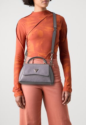 Borsa grigia con una finitura testurizzata, manico superiore e una tracolla staccabile. Presenta un logo triangolare e un design strutturato e contemporaneo.