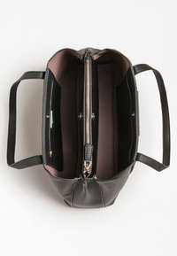 Sac à main noir texturé avec deux compartiments, une fermeture éclair et des poches intérieures. Dispose d'une poignée courte et d'une finition lisse et mate.