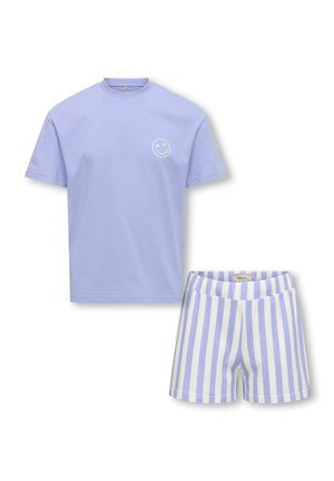 Liliowy T-shirt z krótkim rękawem z małym białym mrugającym uśmiechem na piersi, połączony z białymi i liliowymi szortami w pionowe paski.