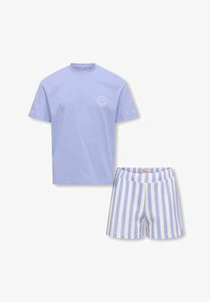 Camiseta de manga corta lila con una pequeña carita sonriente blanca guiñando un ojo en el pecho combinada con pantalones cortos a rayas verticales blancas y lilas.
