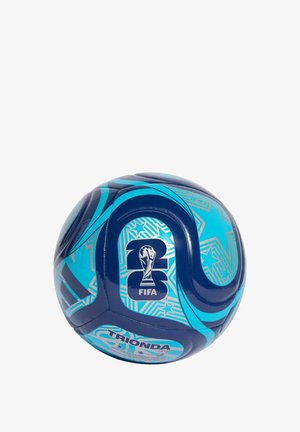 Pallone da calcio blu e navy con motivi testurizzati, caratterizzato dal logo FIFA e da accenti stilizzati, progettato per il gioco ufficiale.