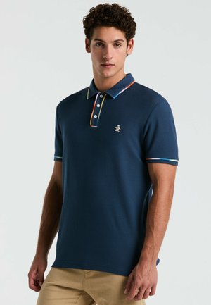 Marineblauwe poloshirt van een gestructureerde stof, met contrasterende kleurrijke kraag en mouwranden, een drie-knopen sluiting en een klein logo op de borst.
