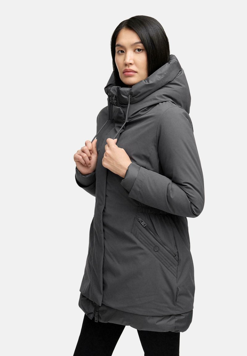 Szary pikowany parka z dużym kapturem, zapięciem na sznurki, bocznymi kieszeniami i długim krojem. Gładka faktura i elegancki design.