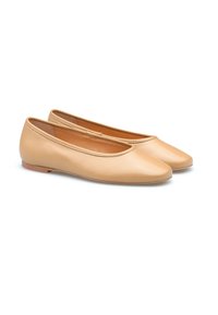 Ballerine in pelle beige con punta tonda, design minimalista, texture liscia e suola piatta. Nessun hardware o motivo evidente.
