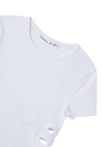T-shirt bianco a maniche corte con motivo a coste, caratterizzato da dettagli a taglio sulle maniche. Il tessuto sembra morbido, con un design aderente e un collo a giro.