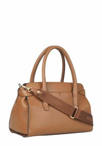 Sac à main en cuir tan avec double anses supérieures et une bandoulière détachable. Caractéristiques d'une surface texturée et d'un subtil accent de logo sur la bandoulière.