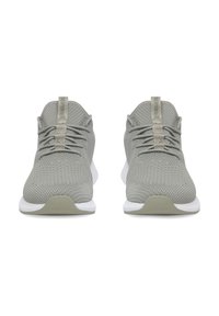 Zapatillas deportivas gris claro con parte superior de malla transpirable, suelas de goma blanca y cordones texturizados; cuentan con un collarín acolchado y una pestaña en el talón.