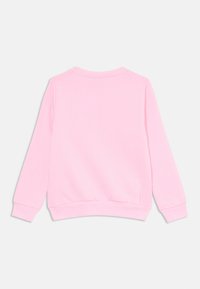 Rosa sweatshirt med långa ärmar, rundad halsringning, ribbade muddar och ribbad fåll. Tyget verkar mjukt och slätt utan synliga mönster.