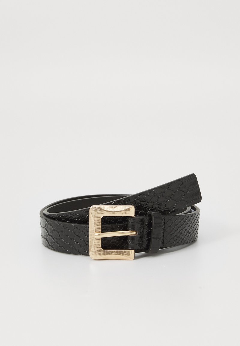 Cinturón de cuero negro con un patrón texturizado y una hebilla rectangular martillada en tono dorado. Acabado suave y longitud ajustable.