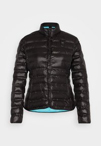 Czarna kurtka puchowa z błyszczącym wykończeniem, wysoki kołnierz, zapięcie na guziki i kontrastowa niebieska podszewka. Posiada żebrowane rękawy i przeszycia.