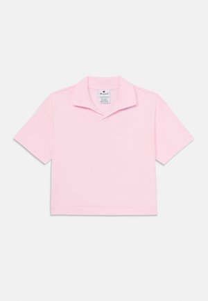 Világos rózsaszín rövid ujjú galléros póló, nyitott gallérral és kis Champion logóval a mellkason, fehér háttéren laposan elhelyezve.