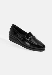 Zwarte loafers van lakleder met een gestructureerde afwerking, voorzien van een decoratieve kettingaccent op de wreef en een lage, gevoerde hak.