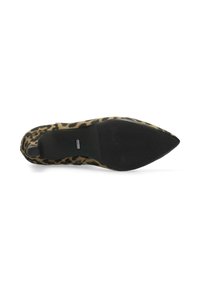 Zapato de punta afilada con parte superior de estampado de leopardo y suela negra texturizada, visto desde la parte inferior sobre un fondo blanco.
