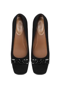 Décolleté in suede nero con punta squadrata, caratterizzati da un dettaglio in catena nera lucida sulla parte superiore. Soletta color cuoio. Texture liscia su tutta la superficie.
