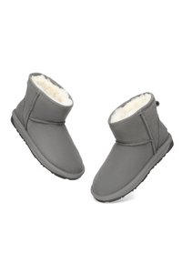 Graue Stiefeletten aus weichem Material, mit einem Futter aus Kunstpelz, runder Zehenform und einer strukturierten Gummisohle für guten Halt.