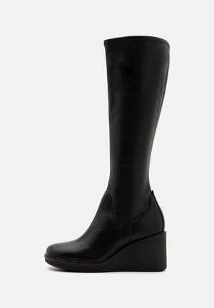 Zwarte kniehoge sleehakken met een gladde leren textuur, een licht puntige neus en een subtiele stikdetail langs de bovenrand.
