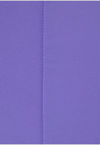 Tessuto viola con una superficie liscia, caratterizzato da un motivo di tessitura diagonale. Due sezioni mostrano lievi variazioni di tonalità e dettagli di cucitura.