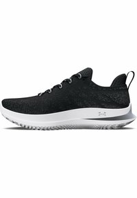 Des chaussures de sport noires avec une tige en tricot texturé, des accents gris et une semelle blanche présentant un profil étoilé pour une meilleure adhérence.