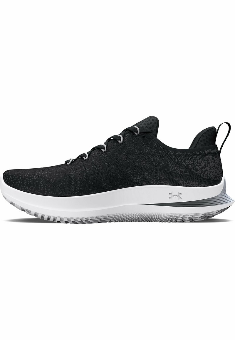 Zapatillas deportivas negras con parte superior de punto texturizado, acentos grises y una suela blanca con un diseño de banda para mejorar el agarre.