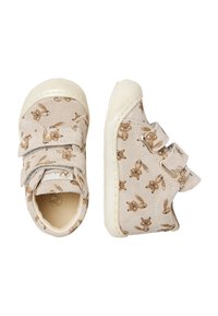 Scarpe per bambini beige con suole in gomma e cinturini, decorate con un motivo ripetuto di piccoli volti di volpe marroni.
