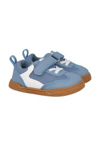 Zapatillas de deporte azul claro con detalles en blanco, materiales de malla y gamuza, cierre con cordones y Velcro, suela de goma con agarre texturizado.
