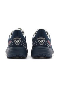 Námořnické modré sportovní boty s texturovanou tkaninou, bílými akcenty a gumovými podrážkami. Mají logo a pruhované detaily po stranách.