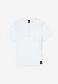 Witte korte mouw t-shirt van gestructureerde stof, met een ronde halslijn en een knoopsluiting aan de voorkant, voorzien van een klein zwart label aan de zoom.