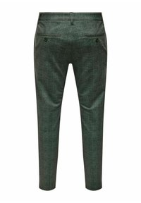 Pantaloni verdi a scacchi con una vestibilità su misura, caratterizzati da una texture liscia, tasche posteriori e una piega lungo la parte anteriore di ciascuna gamba.