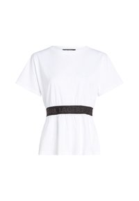 Bílé tričko s krátkým rukávem a přiléhavým černým elastickým pasem s logem. Měkký bavlněný materiál, zaoblený výstřih a volný střih.