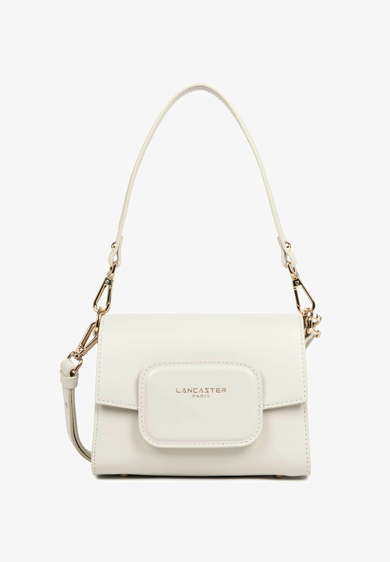 Sac à main Lancaster Paris en cuir blanc avec poignée supérieure, ferrures dorées et poche à rabat avant avec détail logo.