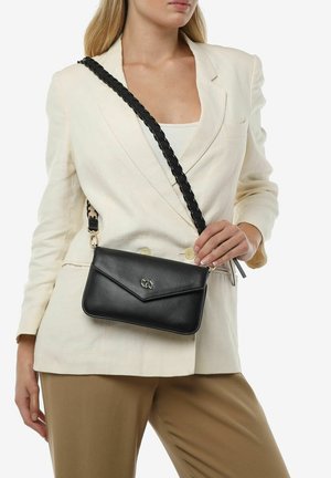 Sac en cuir noir à bandoulière avec une sangle tressée texturée, doté d'une fermeture à rabat et d'un simple accent en métal. Le design est rectangulaire.