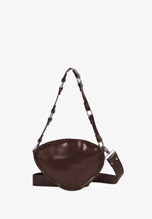 Bolso cruzado de cuero marrón con forma curvada, cadena y correa de cuero, textura brillante y acentos decorativos de hardware.